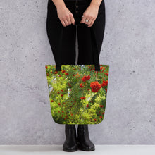 Lade das Bild in den Galerie-Viewer, Tote Bag covered in wild red berry print